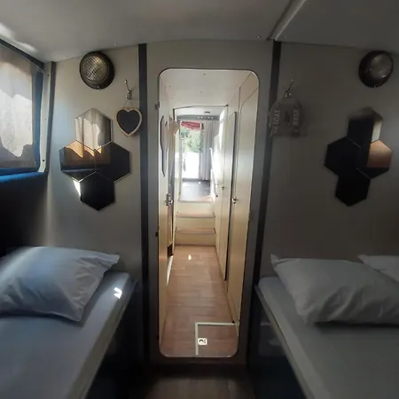 Douro Houseboats 보트호텔 *