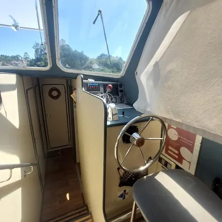 Douro Houseboats 보트호텔 *
